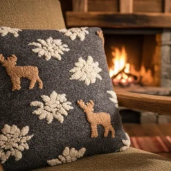 Cuscino in lana cotta 50x50 cervi e stelle alpine fondo antracite