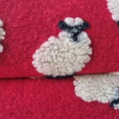 Plaid in Lana Cotta rosso con motivo di pecorelle - Soffice e Accogliente per Casa