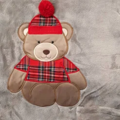 Plaid in pile 130x160 Orsetto Teddy grigio con ricamo applicato