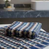 Set 1+1 asciugamano e ospite Carrara Brooklyn geometrico blu