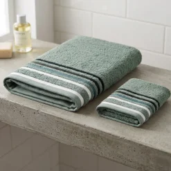 Set 1+1 asciugamano viso con ospite verde salvia con bordo a righe in tono